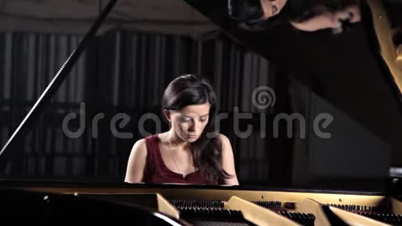 钢琴古典音乐音乐家钢琴演奏者配乐器大钢琴视频的预览图