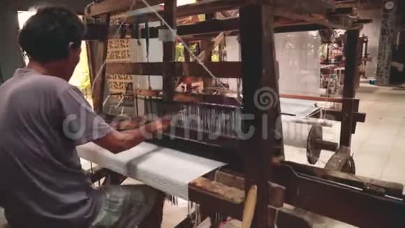 印度尼西亚男子用脚踏织机织布视频的预览图