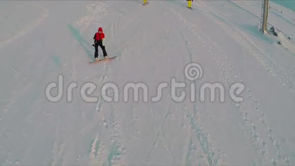 滑雪者和滑雪板的空中视野视频的预览图