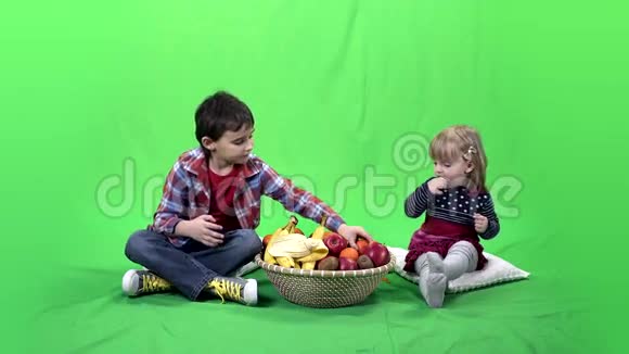 儿童水果和绿色屏幕4kProRes42210bit视频的预览图