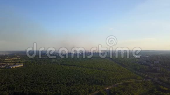 烟雾视野中的野外燃烧高空景观视频的预览图