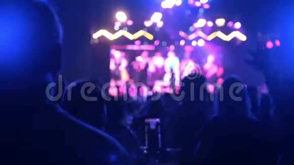 在音乐会上跳舞的人群的影子视频的预览图