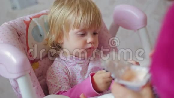 小孩子吃勺子里的食物视频的预览图