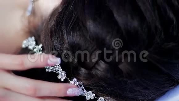 新娘的头发上有装饰视频的预览图