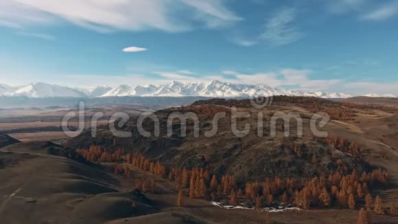 自然景观山地地形多山积雪覆盖的山峰视频的预览图