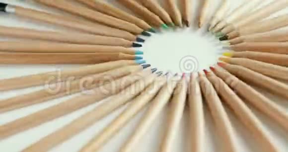 彩色铅笔连接在顶部打开白色背景视频的预览图