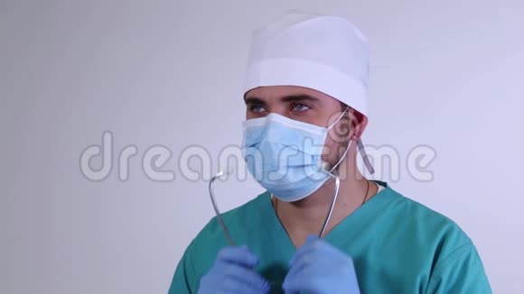 一位戴面具的医生看镜头的特写照片视频的预览图