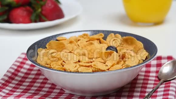 早餐浆果被玉米片掉进碗里视频的预览图