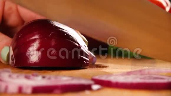 厨师切洋葱刀切板切菜手做菜视频的预览图
