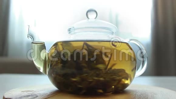 玻璃茶壶冲泡绿茶的过程视频视频的预览图