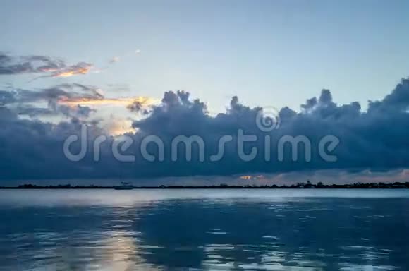 云在海洋上移动的时间流逝视频的预览图