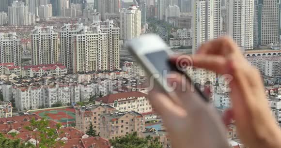 人类使用智能手机的现代城市建筑背景视频的预览图