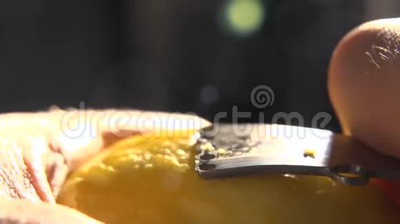 慢动作剥柠檬皮柠檬皮的颗粒特写镜头宏观视频的预览图