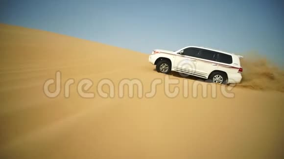 4x4车辆驶离公路库存沙丘全地形车视频的预览图