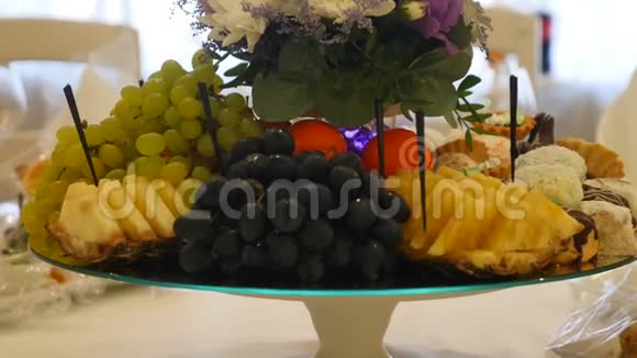 自助餐上新鲜水果的特写镜头视频的预览图
