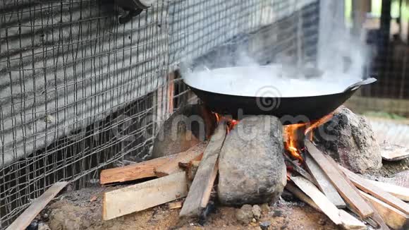 用炉子烧柴烧锅里的猪肉视频的预览图