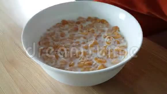 早餐吃牛奶中的玉米片视频的预览图