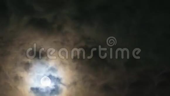 满月的时间流逝照亮了夜晚的天空视频的预览图