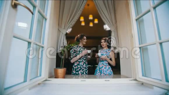 两个老太太喝茶聊天视频的预览图