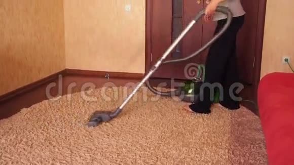 一个女人打扫公寓视频的预览图