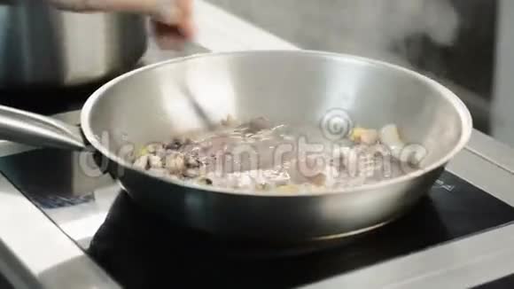 在平底锅中搅拌海鲜关闭视频的预览图