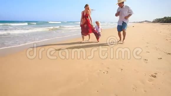 小女孩妈妈在红爷爷在海滩边做泡沫冲浪视频的预览图