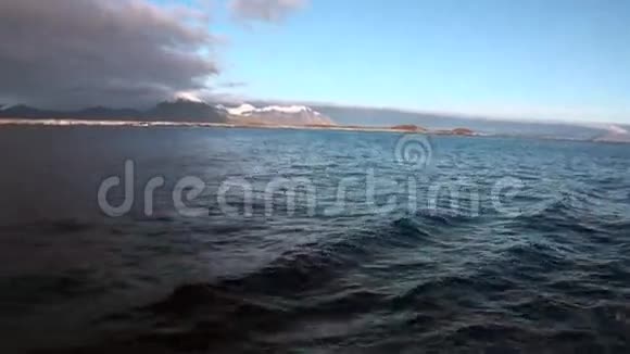 斯瓦尔巴北冰洋水背景上美丽的地平线视频的预览图