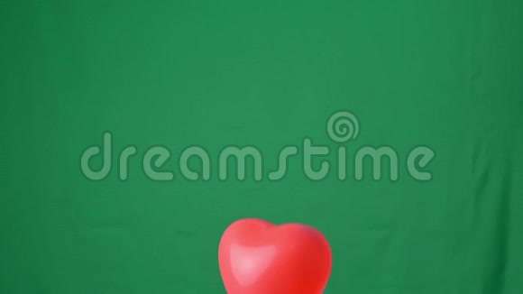 绿色屏幕背景下分离的红色心形氦气球情人节生日派对设计理念4K工作室视频的预览图