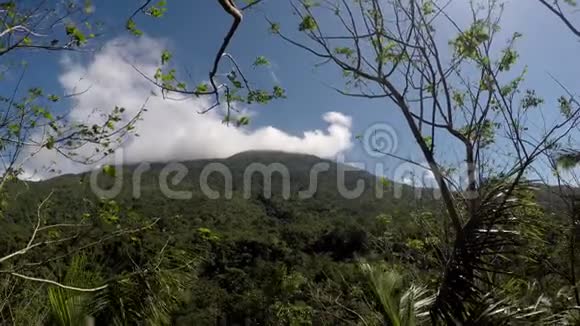 晴朗的日子厚厚的云在山峰上快速移动视频的预览图
