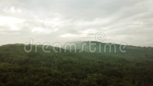 印度尼西亚热带丘陵的空中镜头视频的预览图