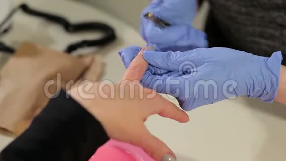 用指甲剪去指甲角质层的手视频的预览图
