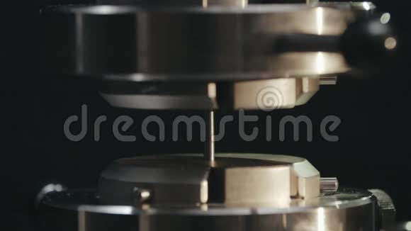在金属加工过程中用隔离摄像机对金属细节进行液压测试视频的预览图
