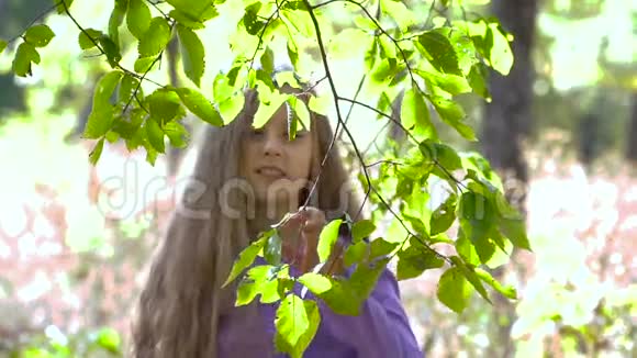 树林里美丽的年轻女孩视频的预览图