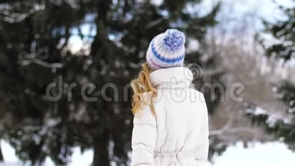 冬季森林或公园散步的快乐女人视频的预览图
