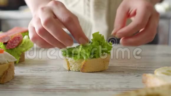 英国早餐的女人做三明治视频的预览图