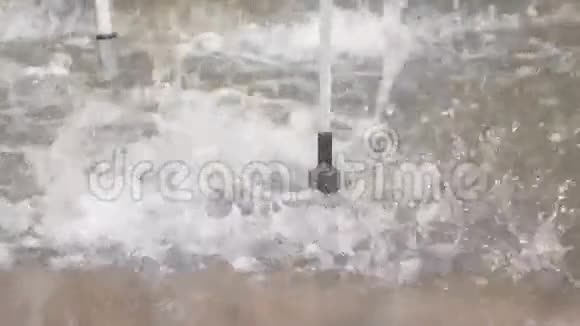 慢动作水滴和飞溅在空气中溅在表面城市公园喷泉视频的预览图