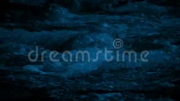 夜晚的野山河视频的预览图