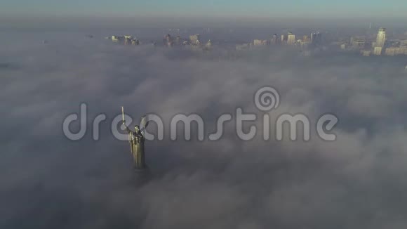 黎明时分在雾中俯瞰纪念碑祖国乌克兰基辅4k视频的预览图