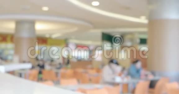 公共食品法院大厅的背景模糊显示饮食和步行的人商业商业区视频的预览图