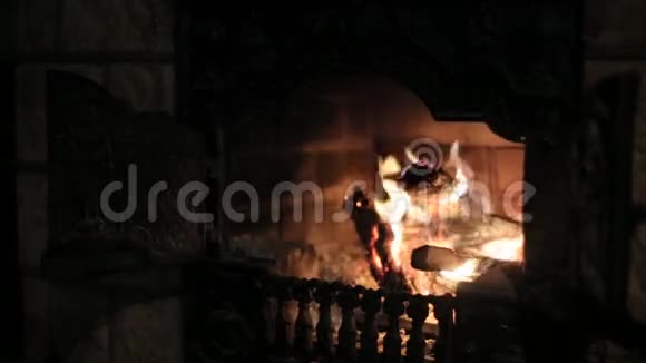 燃烧壁炉使家里变得舒适视频的预览图