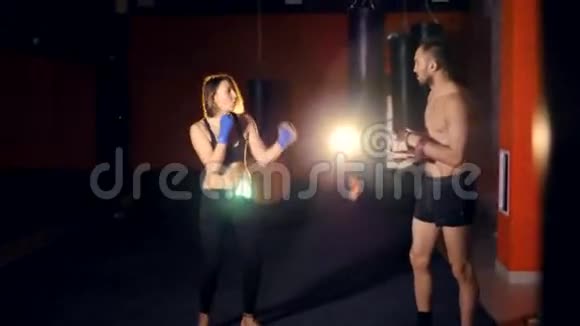 男性泰国拳击教练与女性一起锻炼训练为自卫而战视频的预览图