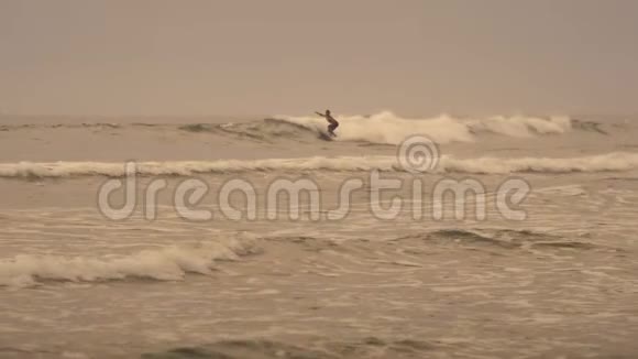 冲浪者在巴厘岛的海滩上慢动作视频的预览图