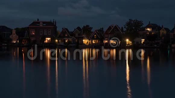 夜晚来临荷兰水边村的时间视频的预览图