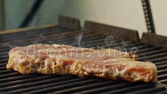 在木炭烤架上烤一大块牛油牛排视频的预览图
