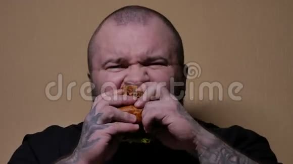 有胡子的人在吃汉堡包4KUHD视频的预览图