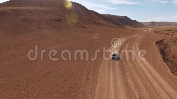 汽车旅行一辆黑色的大汽车穿过沙路向前行驶视频的预览图