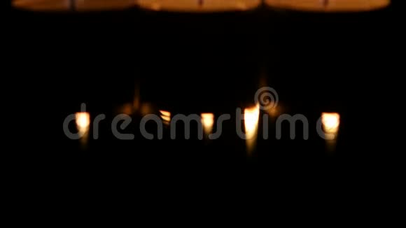 桌子上的一组蜡烛自上而下的电影视频的预览图