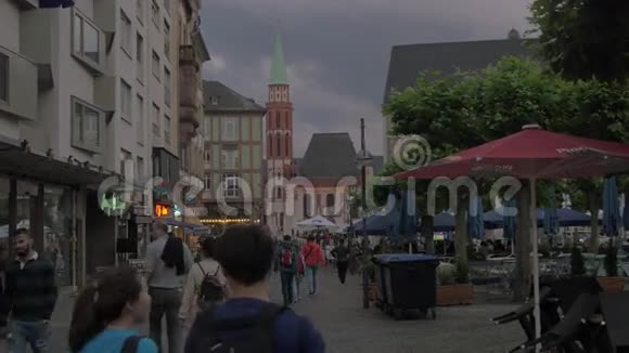 德国法兰克福晚街的人们视频的预览图