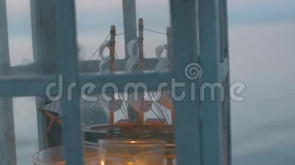 带船型和蜡烛的室外灯笼视频的预览图