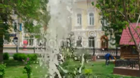 公园里的喷泉透过城市街道的飞水滴看视频的预览图